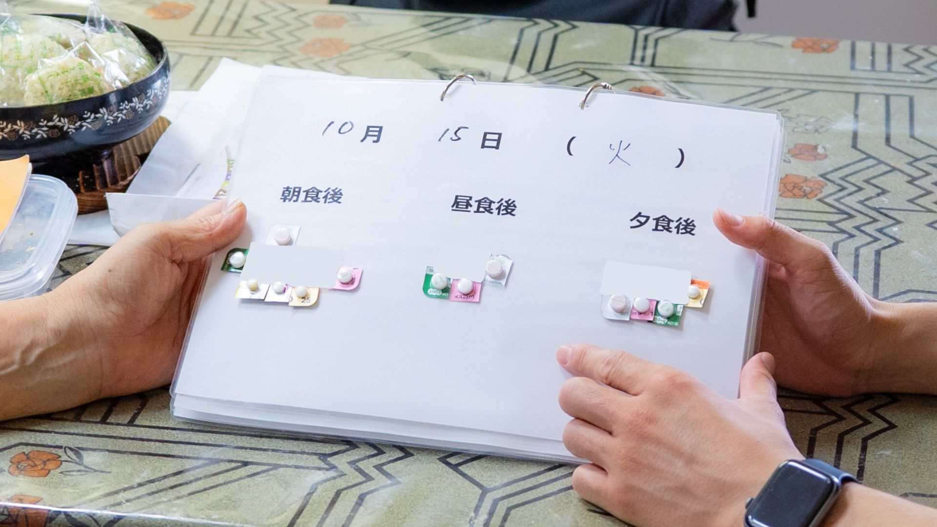 ご自宅で観察を行う看護師